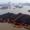 Beberapa pengangkut batubara di Sungai Mahakam ( Bloomberg-Dimas Ardian)