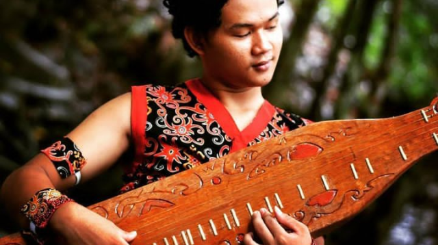 Alat musik tradisional Sampe atau Sape, khas suku Dayak Kalimantan Timur (Instagram.com/telkomselhalo)