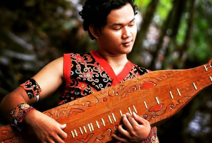 Alat musik tradisional Sampe atau Sape, khas suku Dayak Kalimantan Timur (Instagram.com/telkomselhalo)