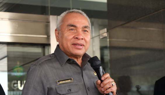 Gubernur Kalimantan Timur Isran Noor serahkan hibah puluhan unit kendaraan (pemprov.kaltim)
