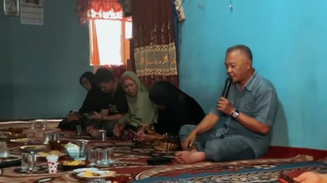 Waka DPRD Kaltim, Muhammad Samsun saat menemui emak-emak Desa Bakungan (Ig/@muhammad_samsun1)