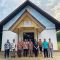 Anggota DPRD Kaltim, Ekti Imanuel saat menyalurkan bantuan ke rumah ibadah (Ig/@ektiimanuel.official)