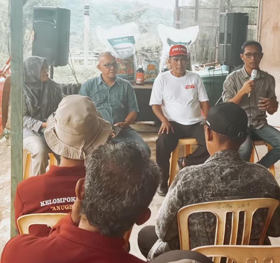 Wakil Ketua DPRD Kaltim, Muhammad Samsun bersama para petani di Desa Loa Duri Ilir (Instagram/@muhammad_samsun1)