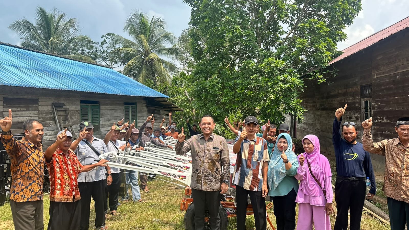 Wakil Ketua DPRD Kaltim, Seno Aji menyerahkan bantuan traktor kepada kelompok tani