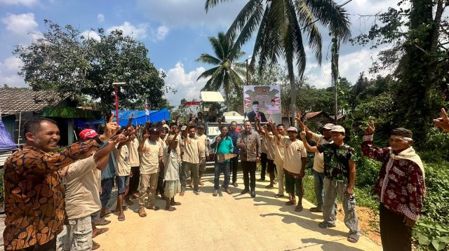 Wakil Ketua DPRD Kaltim, Seno Aji menyerahkan bantuan Combine Harvester ke Masyarakat Manunggal Daya