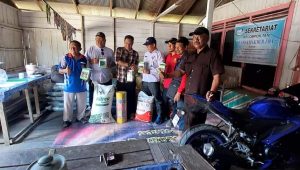 Bantu Petani Kutai, Anggota DPRD Kaltim Baharuddin Demmu Beri Bantuan Pupuk