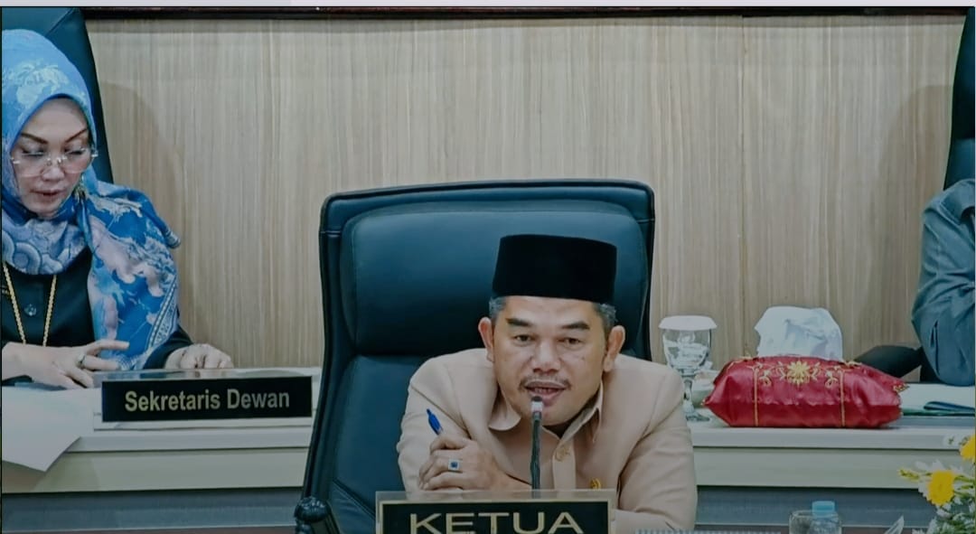 Ketua DPRD Kaltim Hasanuddin Mas'ud, saat memimpin paripurna ke-41
