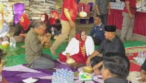 Silaturahmi dengan Gapoktan, Wakil Ketua DPRD Kaltim Bagikan Bantuan Pertanian