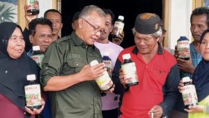 Bantu Petani, Wakil Ketua DPRD Kaltim Serahkan Bantuan ke Gapoktan Kukar