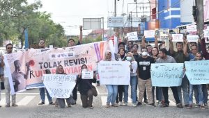 Aksi Tolak RUU Penyiaran di Jalan, Gabungan Wartawan dan Pegiat Media Sosial di Bontang Dijaga Puluhan Polisi