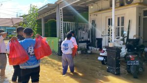 Independen Muda Basri-Chusnul Bantu Warga Terdampak Banjir dengan Berbagi Nasi Kotak