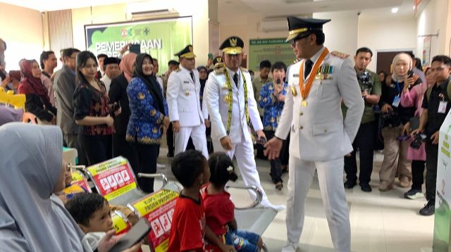 Wamendagri meninjau langsung pelaksanaan program pemeriksaan kesehatan gratis yang digelar di Puskesmas Gunung Bahagia, Balikpapan, Jumat 25 April 2025. (Dok: ritme)