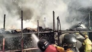 Penjual Kayu Rugi Puluhan Juta, Kios dan Mobil Ludes Terbakar Api