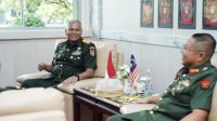 Pangdam VI/Mulawarman Mayjen TNI Rudy Rachmat Nugraha, menerima kunjungan Panglima 5 Divisyen Tentera Darat Malaysia (TDM) Mayjen Dato' Haji Noorul Azril Bin Ariffin di Makodam VI/Mulawarman, Balikpapan, Senin 28 April 2025.