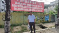 Spanduk larangan segala bentuk kegiatan di area lokasi yang dianggap masih berperkara.