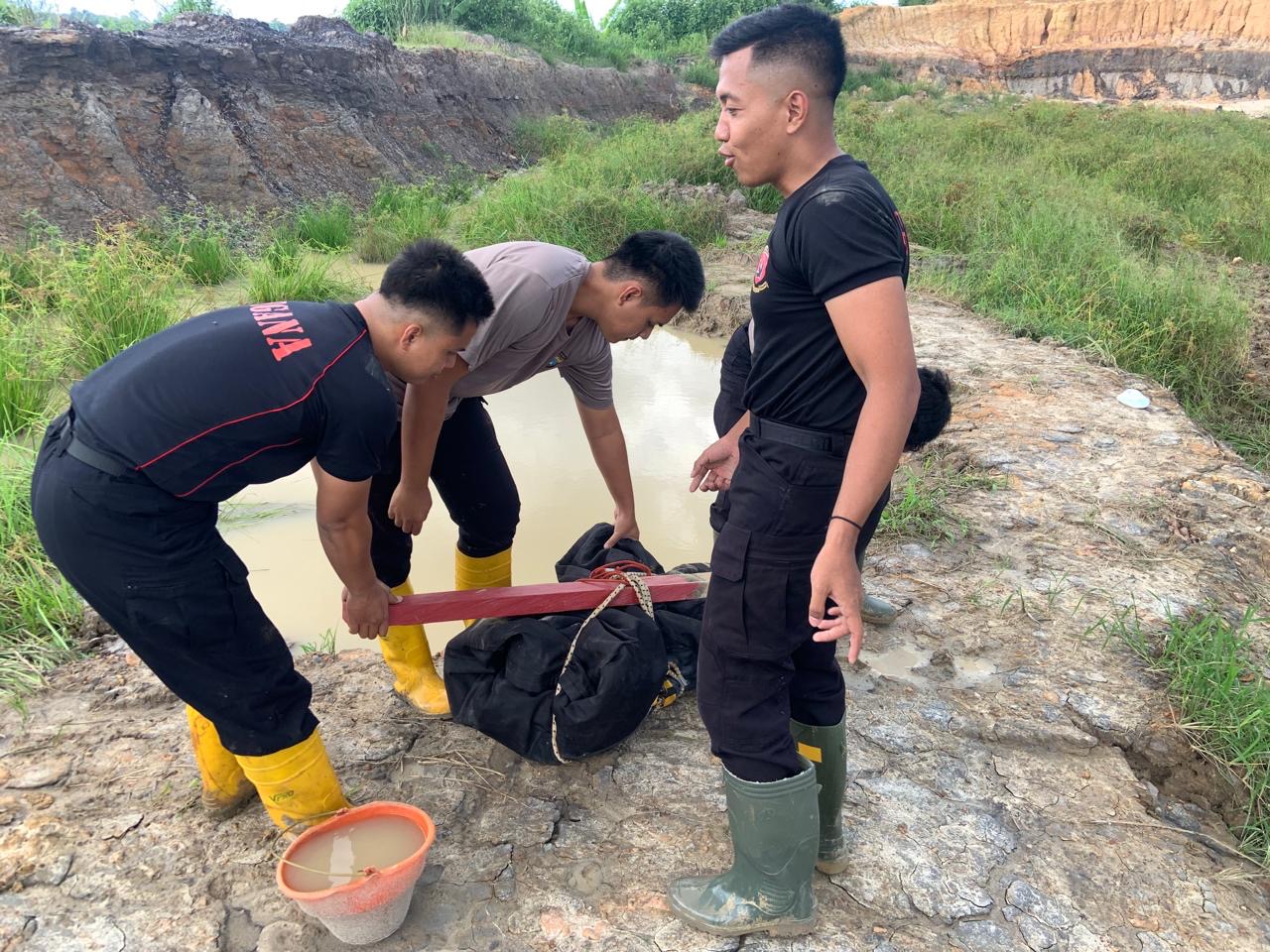 Sebuah mortir yang diduga sisa peninggalan Perang Dunia II dievakuasi Tim Penjinak Bom (Jibom) Satuan Brigade Mobil (Satbrimob) Polda Kaltim, Rabu 14 Mei 2025.