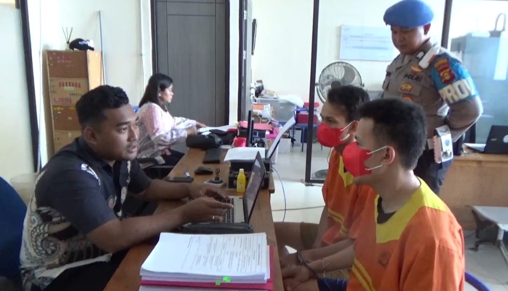 Satuan Reserse Narkoba (Satreskoba) Polresta Balikpapan berhasil meringkus dua orang pemuda masing-masing R (32) dan A (28) yang nekat mengedarkan pil ekstasi jenis rolex dan adidas di Kota Balikpapan.