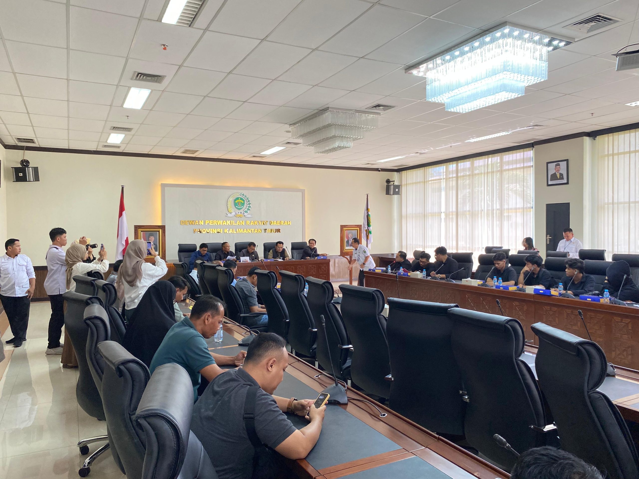 Suasana Audiensi Forum Masyarakat Peduli Mahakam Ulu (Mahulu) bersama anggota DPRD Kaltim (Dok.RITMEKALTIM/DFA).