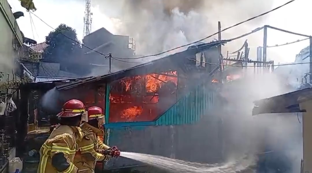 Si Jago Merah Melalap Rumah Bertingkat di Sumber Rejo Balikapapan Tengah