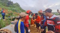 Evakuasi korban longsor sungai pinang Samarinda (ist)