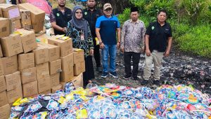 Pemusnahan Produk Marshmallow berlogo halal mengandung gelatin babi (foto: pemprovkaltim)