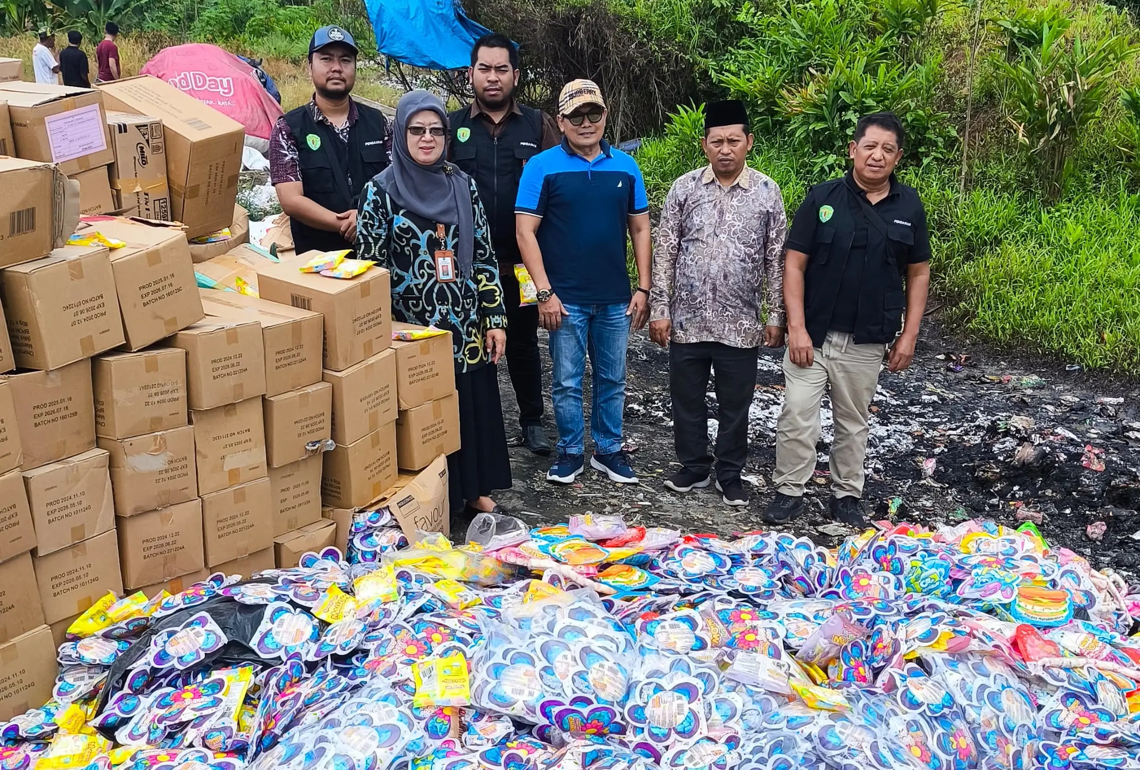 Pemusnahan Produk Marshmallow berlogo halal mengandung gelatin babi (foto: pemprovkaltim)