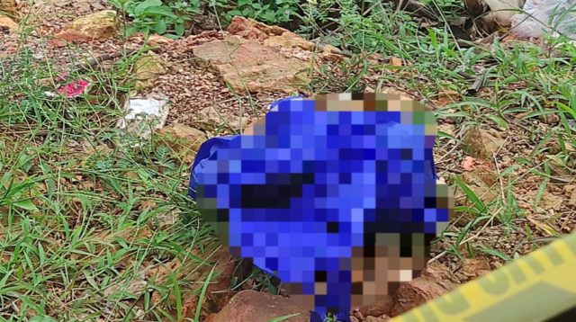 Tas belanja berisi mayat bayi yang tenggelam di Kanal 2 Sangatta (foto: ist)