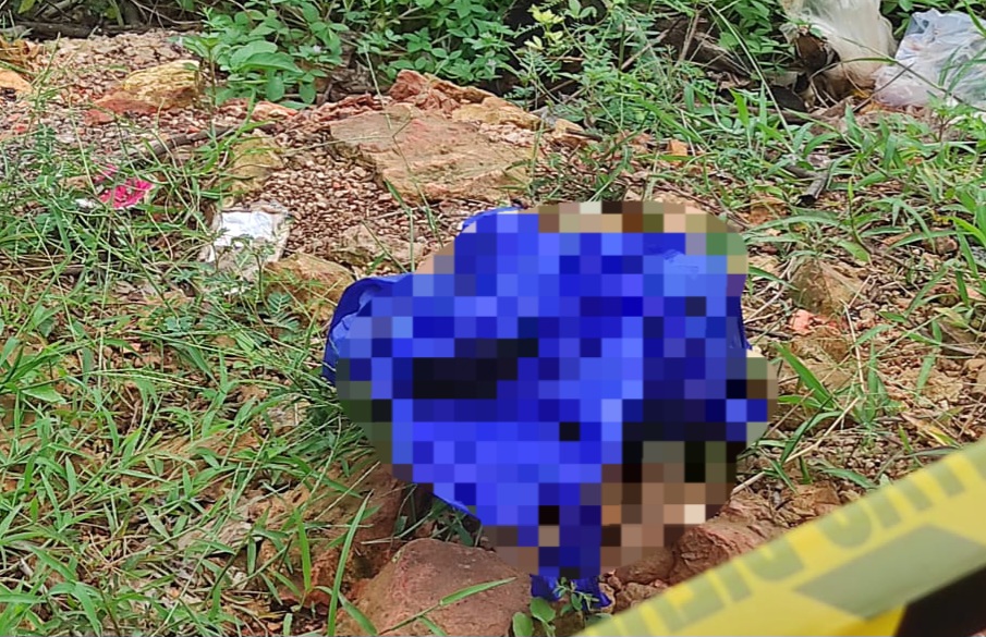 Tas belanja berisi mayat bayi yang tenggelam di Kanal 2 Sangatta (foto: ist)