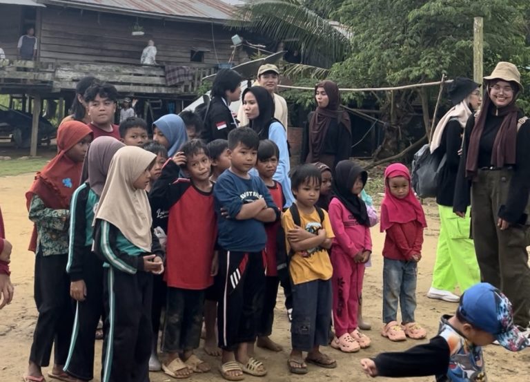Para peserta didik Sekolah Alam Melawan di Kabupaten Kutai Timur (dok: ritme)