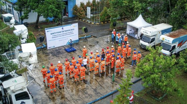 PLN Unit Induk Distribusi (UID) Kalimantan Timur dan Kalimantan Utara (Kaltimra) melalui Tim PDKB (Pekerjaan Dalam Keadaan Bertegangan) menggelar kegiatan Bhakti PDKB