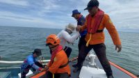 Tiga orang pemancing yang sempat terombang-ambing di laut akibat kapal mati mesin berhasil dievakuasi dalam keadaan selamat oleh Tim SAR Gabungan di sekitar Buoy 9 Perairan Teluk Balikpapan, Sabtu siang.