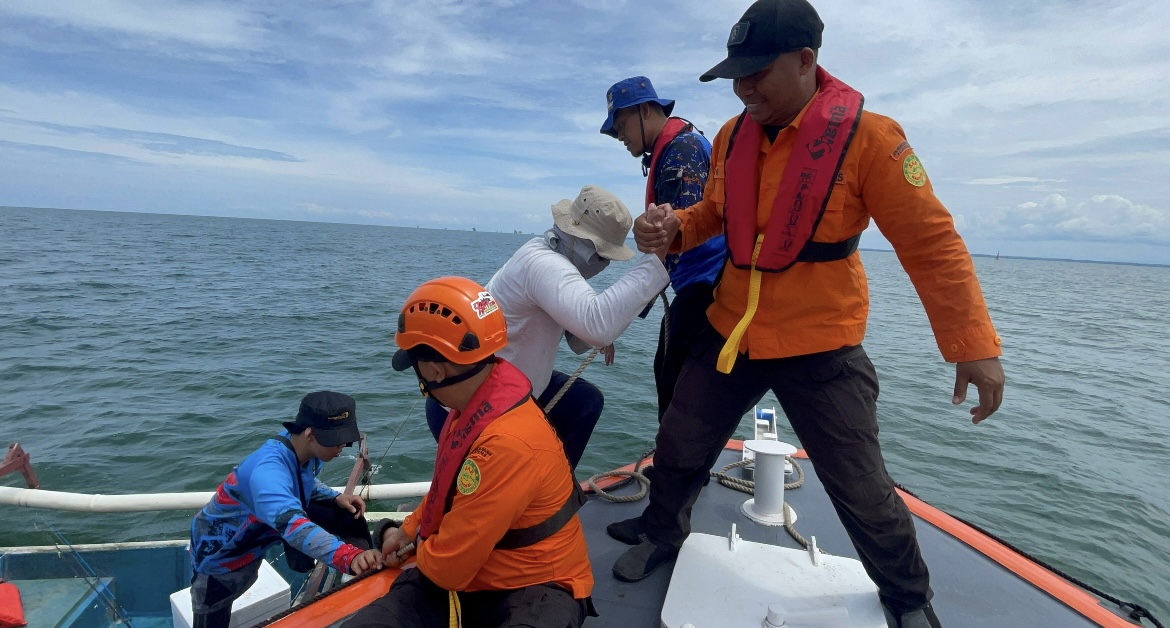 Tiga orang pemancing yang sempat terombang-ambing di laut akibat kapal mati mesin berhasil dievakuasi dalam keadaan selamat oleh Tim SAR Gabungan di sekitar Buoy 9 Perairan Teluk Balikpapan, Sabtu siang.