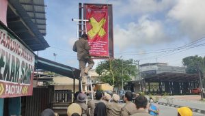 Satpol PP Balikpapan Tertibkan Iklan Rokok di sebagai Upaya Realisasi Kota Layak Anak