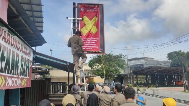 Satpol PP Balikpapan tertibkan reklame rokok (dok: ist)
