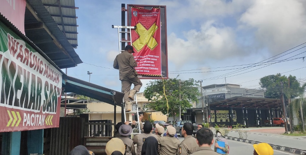 Satpol PP Balikpapan Tertibkan Iklan Rokok di sebagai Upaya Realisasi Kota Layak Anak
