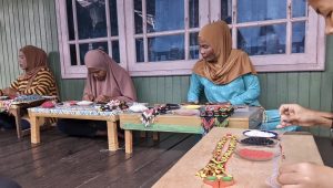 Para penenun di kampung Tenun Samarinda Seberang (dok: katakaltim)