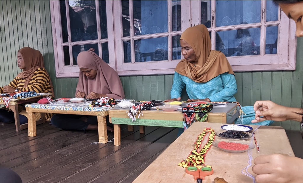 Para penenun di kampung Tenun Samarinda Seberang (dok: katakaltim)