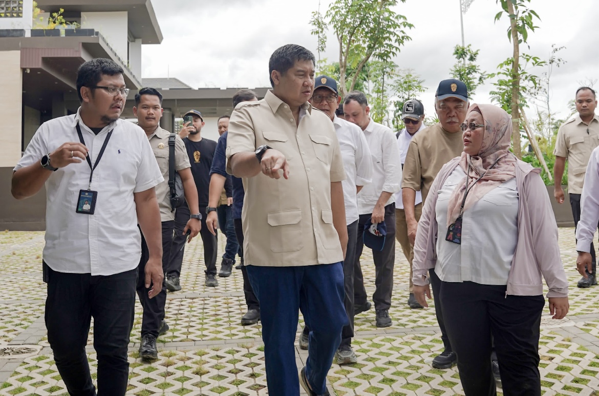Menteri Perumahan dan Kawasan Permukiman (PKP), Maruarar Sirait tinjau pembangunan di IKN