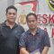Saksi Nizar Firdaus didampingi pengacaranya Mardiansyah, SH, MH usai menjalani pemeriksaan di Ditreskrimsus Polda Kaltim dalam kasus dalam kasus tambang galian c ilegal dan kerusakan lingkungan di eks Hotel Tirta Balikpapan, Selasa (27/5/2025).