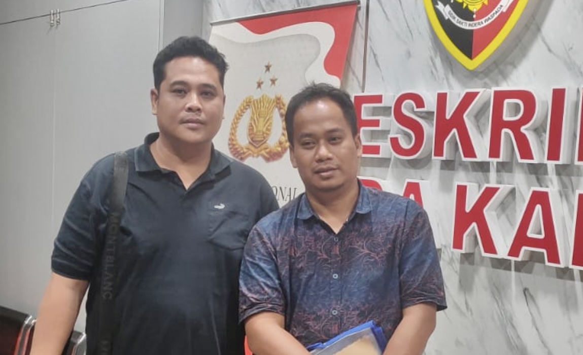 Saksi Nizar Firdaus didampingi pengacaranya Mardiansyah, SH, MH usai menjalani pemeriksaan di Ditreskrimsus Polda Kaltim dalam kasus dalam kasus tambang galian c ilegal dan kerusakan lingkungan di eks Hotel Tirta Balikpapan, Selasa (27/5/2025).