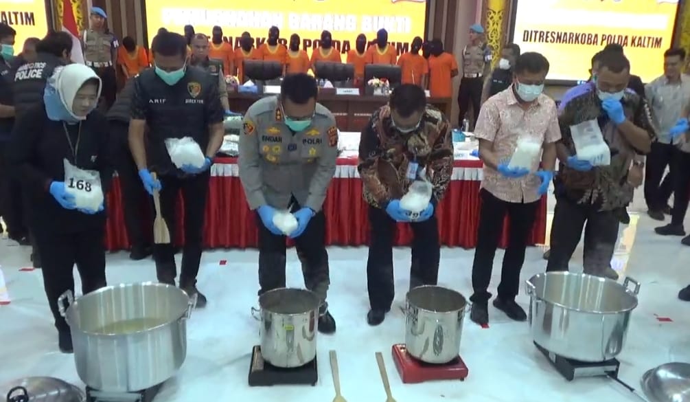 Direktorat Reserse Narkoba (Ditreskoba) Polda Kaltim musnahkan barang bukti narkoba hasil pengungkapan 9 kasus sepanjang awal tahun 2025.