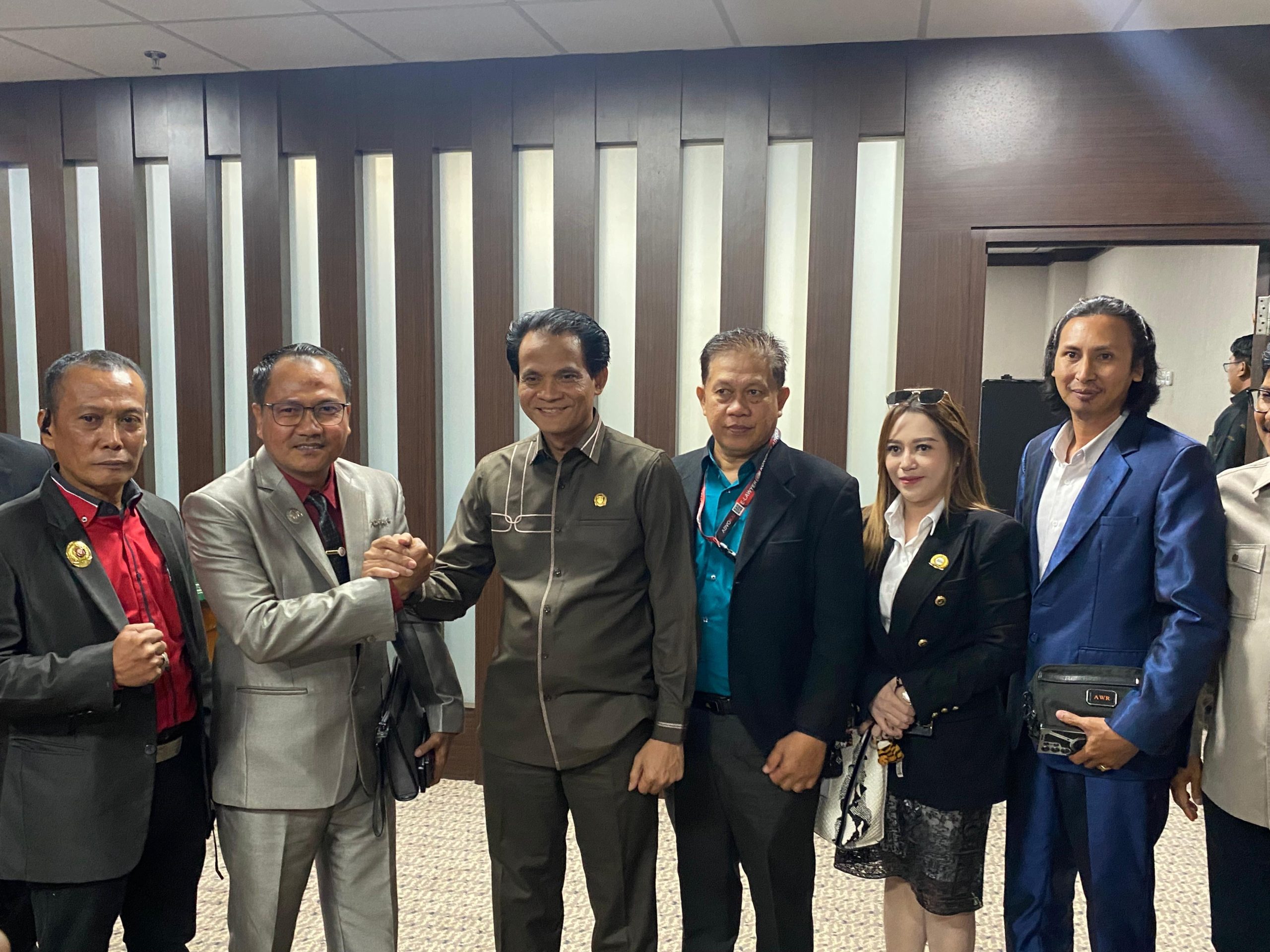 Ketua BK DPRD Kaltim, Subandi bersama tim hukum RSHD dan perwakilan Ikatan Advokat Indonesia (IKADIN) Kalimantan Timur. (Dok.RITMEKALTIM/DFA).