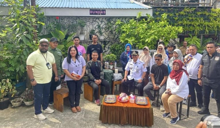 DLH Balikpapan menggelar Aksi Bersih Sampah Plastik yang dilaksanakan di RT 69, Kelurahan Gunung Sari Ilir (Kampung Bungas), Kecamatan Balikpapan Tengah Rabu (4/6/2025)