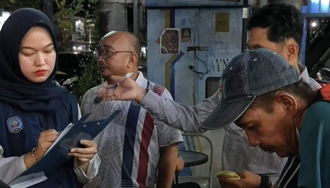 Dishub Bontang monitoring sekaligus sosialisasi pengelolaan perparkiran di kawasan Jalan Ahmad Yani. (Foto:ist)