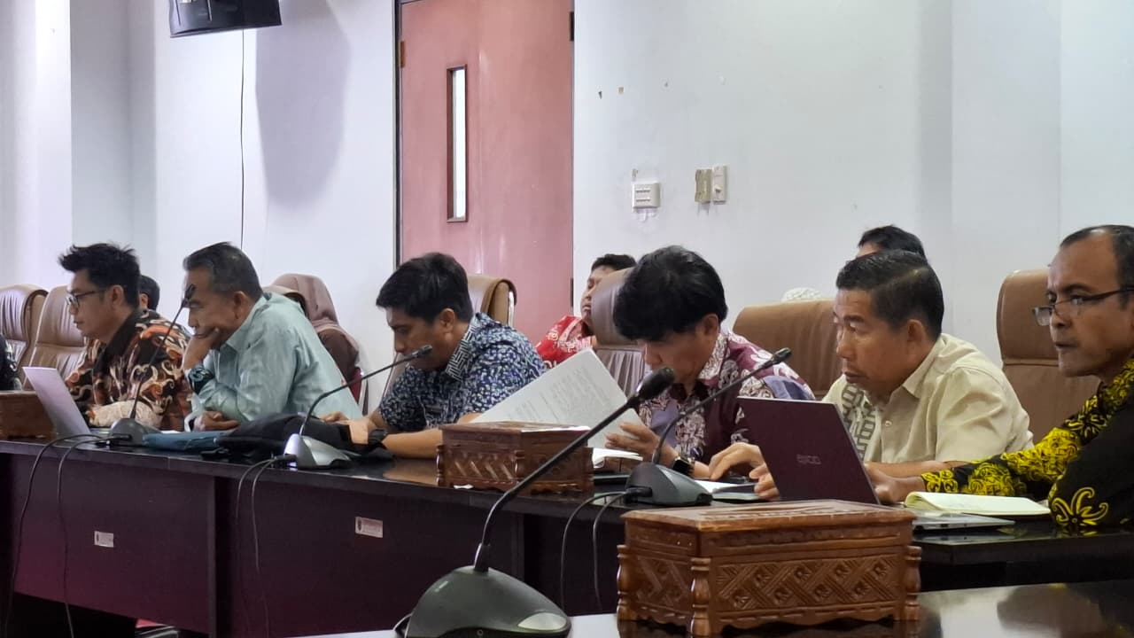 Dinas Perhubungan dan Tim Pembahasan Perda menghadiri undangan rapat Komisi C DPRD, membahas Raperda LLAJ (foto:ritmee)