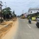Komisi C DPRD Kota Bontang menyoroti pelaksanaan proyek drainase di sejumlah titik yang dinilai mengabaikan penyiraman jalan untuk mengendalikan debu.