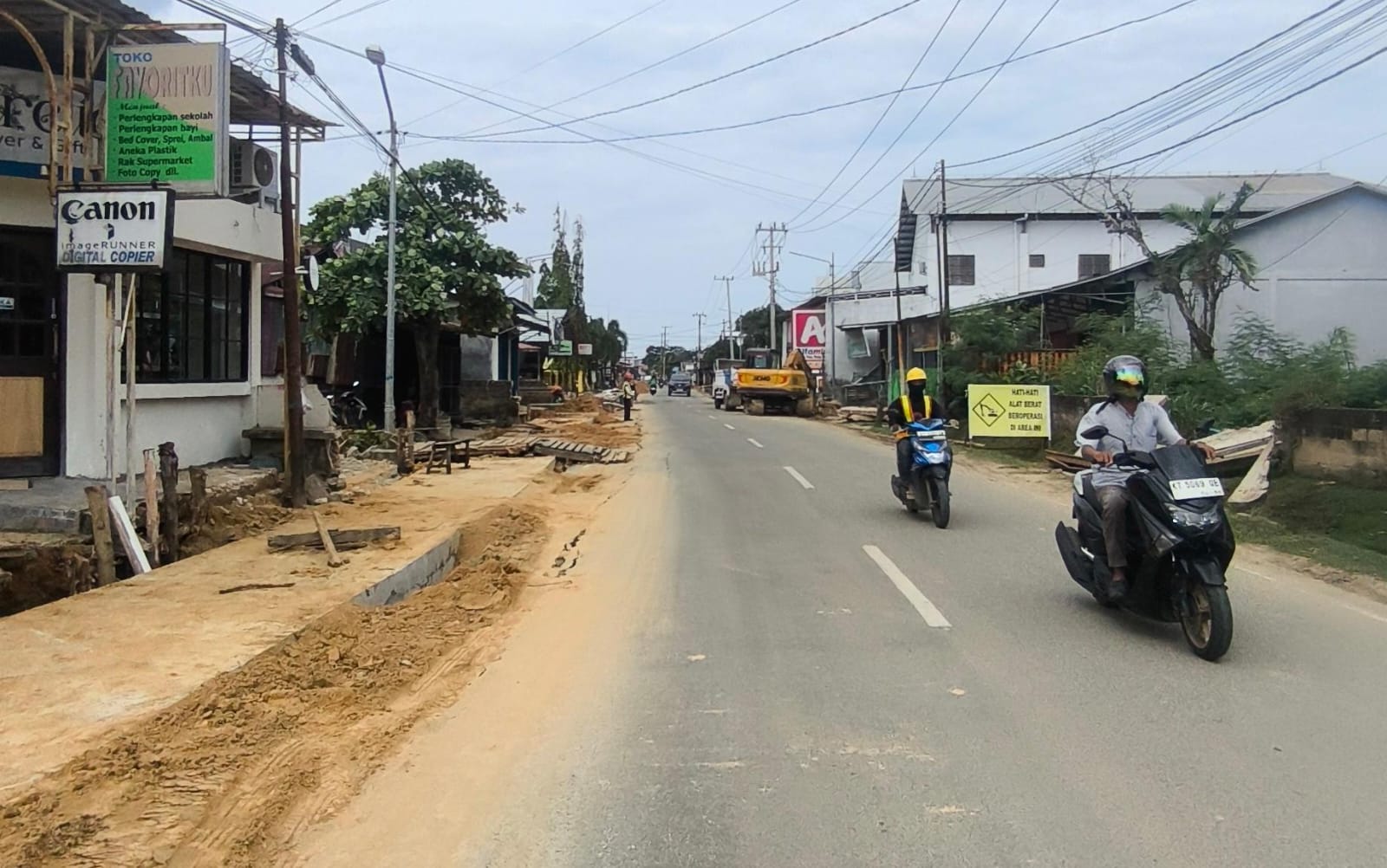 Komisi C DPRD Kota Bontang menyoroti pelaksanaan proyek drainase di sejumlah titik yang dinilai mengabaikan penyiraman jalan untuk mengendalikan debu.