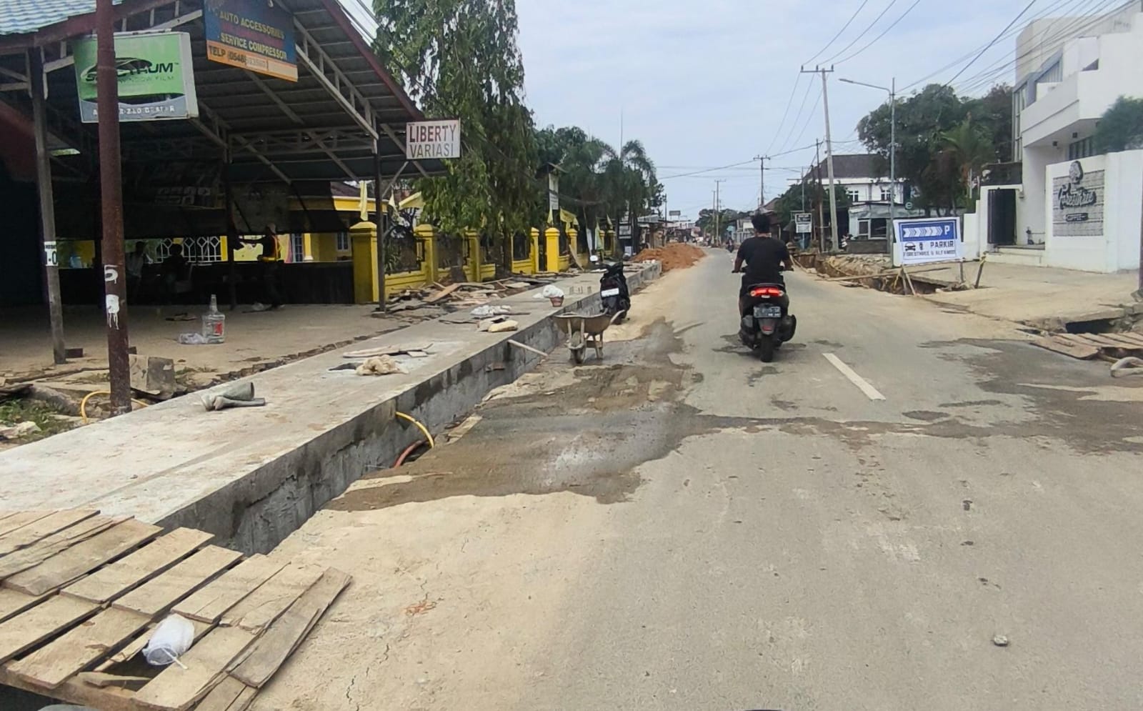 Komisi C DPRD Kota Bontang meminta Dinas Pekerjaan Umum dan Penataan Ruang (DPUPR) segera mengevaluasi kinerja konsultan pengawas pada seluruh proyek drainase yang sedang berjalan.