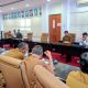 Ketua Komisi C DRPD Bontang Alfin Rausan Fikri saat rapat bersama Dinas Perhubungan dan dinas terkait dalam membahas Raperda LLAJ, Senin (27/7/2026)