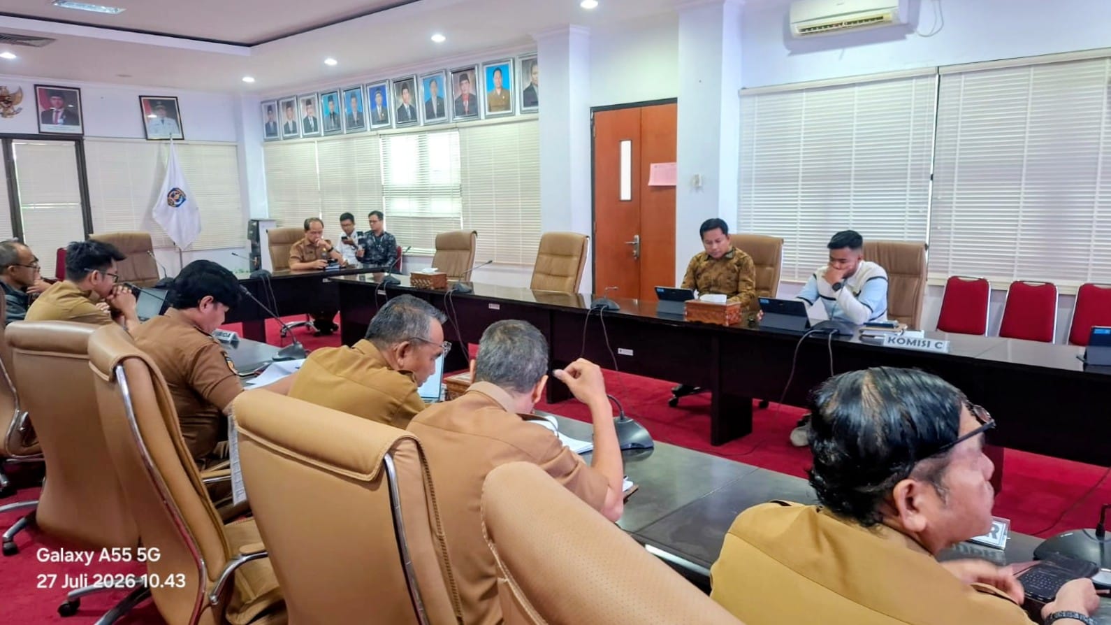 Ketua Komisi C DRPD Bontang Alfin Rausan Fikri saat rapat bersama Dinas Perhubungan dan dinas terkait dalam membahas Raperda LLAJ, Senin (27/7/2026)